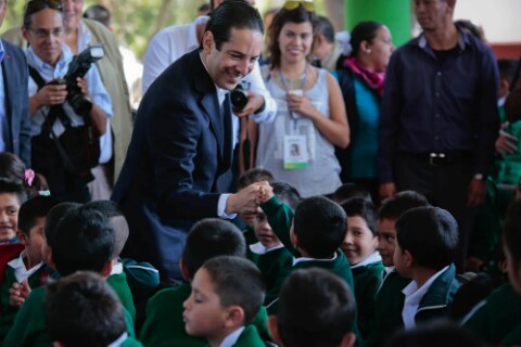 Gobernador entrega útiles escolares en escuela rural