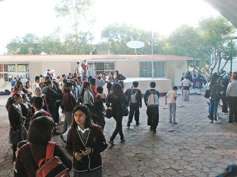 Buscan instalar bebederos en escuelas 