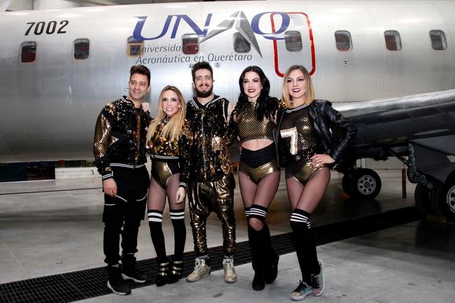 Fiesta en la UNAQ con OV7 y runners 