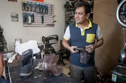 #NuestrasHistorias. Efraín mantiene vivo cada día el oficio de zapatero