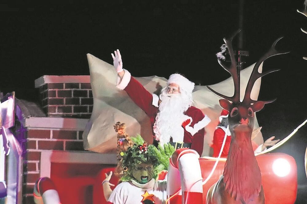 Magia y alegría navideña, en el Mega Desfile