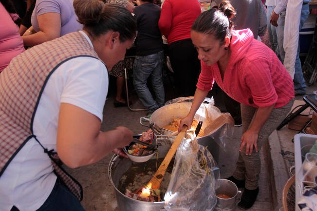 El sabor de la fe. Asisten cientos a degustar caldo