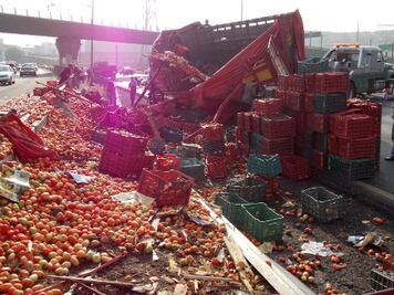 Colapsa y vuelca camión en la 57