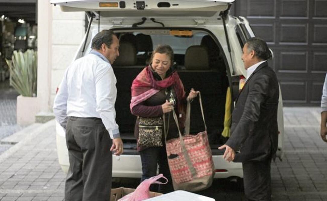 Maricruz Montelongo Gordillo, hija de la ex dirigente del sindicato de maestros, acudió ayer al domicilio de su madre a llevarle víveres. (SERGIO PAREDES. OBTURADORMX)