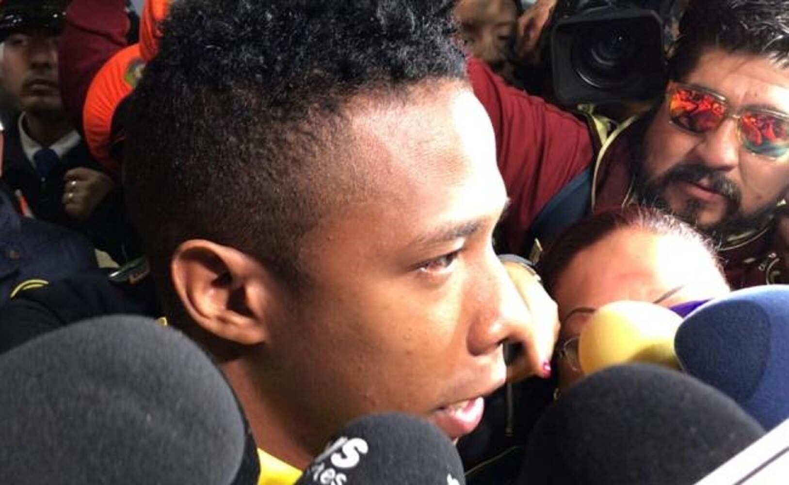 Americanistas dan bienvenida y roban en aeropuerto capitalino