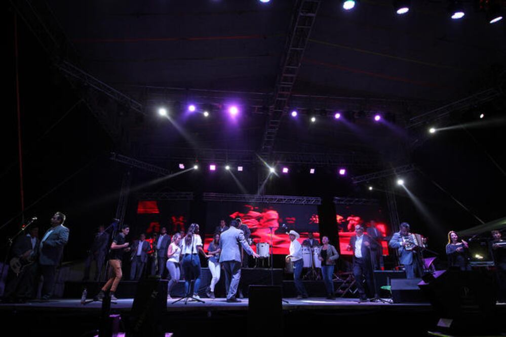 Algunos asistentes subieron al escenario para mostrar sus mejores pasos de baile. (LUIS SÁNCHEZ. EL UNIVERSAL)