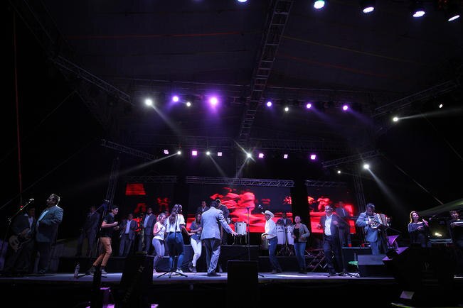 Algunos asistentes subieron al escenario para mostrar sus mejores pasos de baile. (LUIS SÁNCHEZ. EL UNIVERSAL)