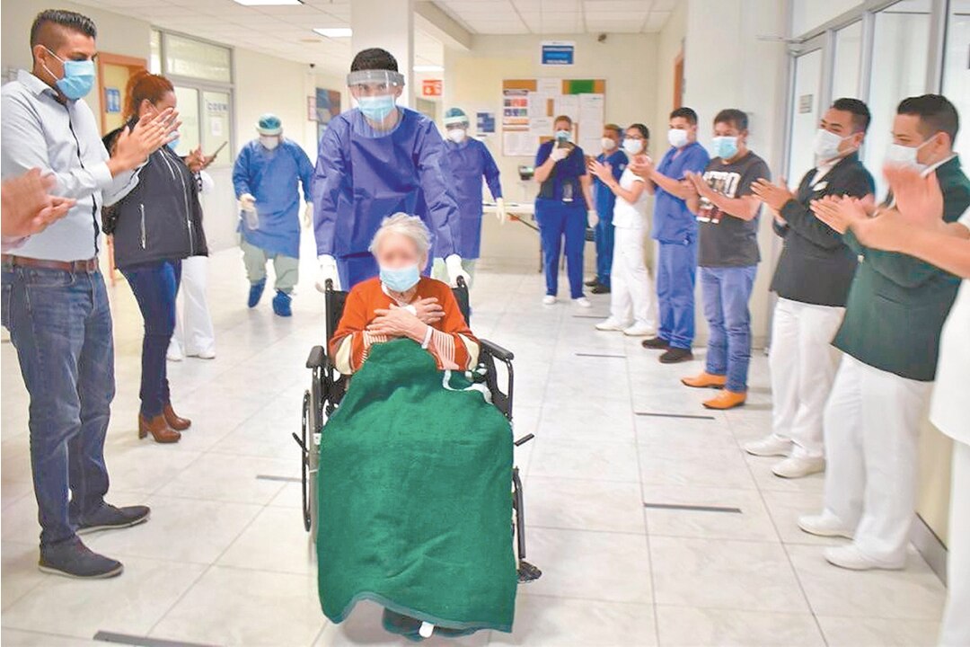 Con 97 años, Leonor vence al Covid-19; “me siento muy bien”, dice