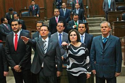 Congreso toma protesta a mandos