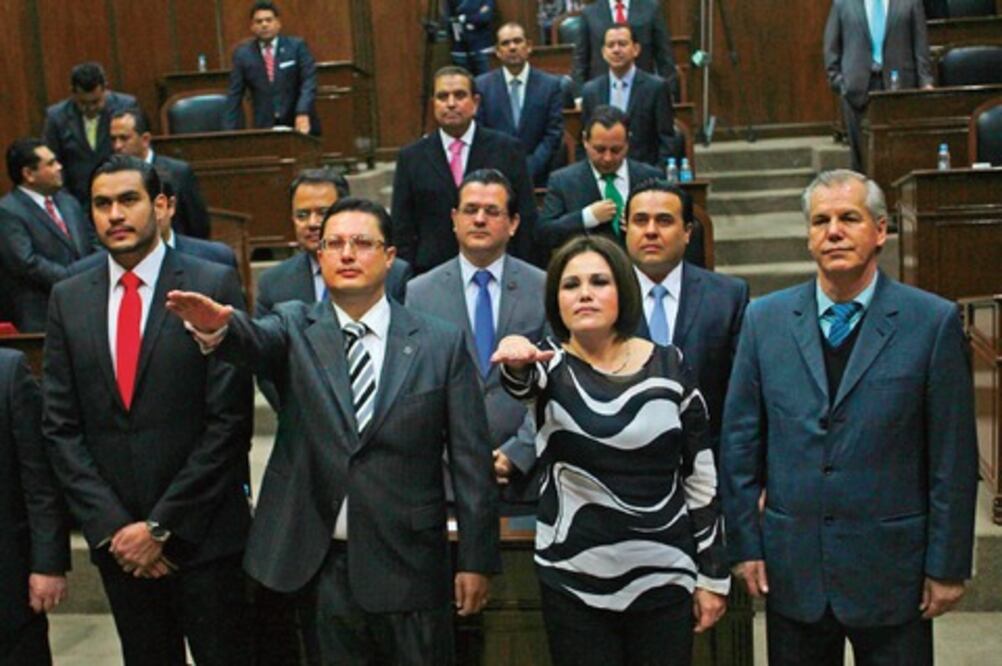 Congreso toma protesta a mandos