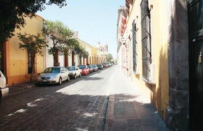 Amplían banquetas del centro capitalino