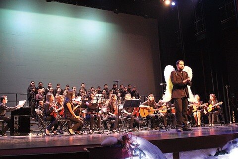 Jóvenes traen la navidad