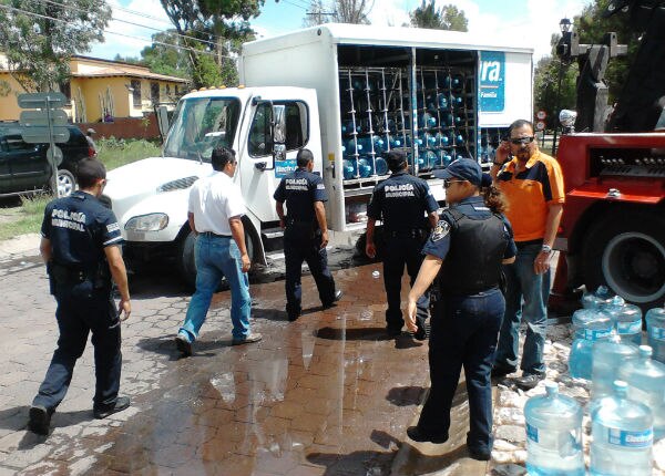 Vuelca repartidor de agua