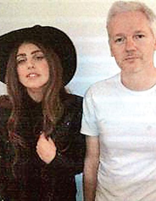 Gaga, entre Yoko Ono y Assange