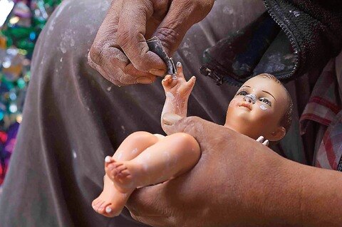 El azar lo llevó a restaurar niños Dios