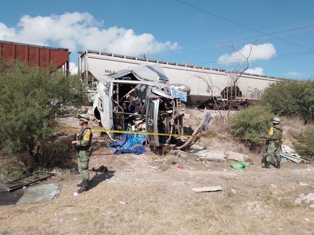 Están delicadas cinco personas, tras choque de camión de Flecha Azul contra el tren
