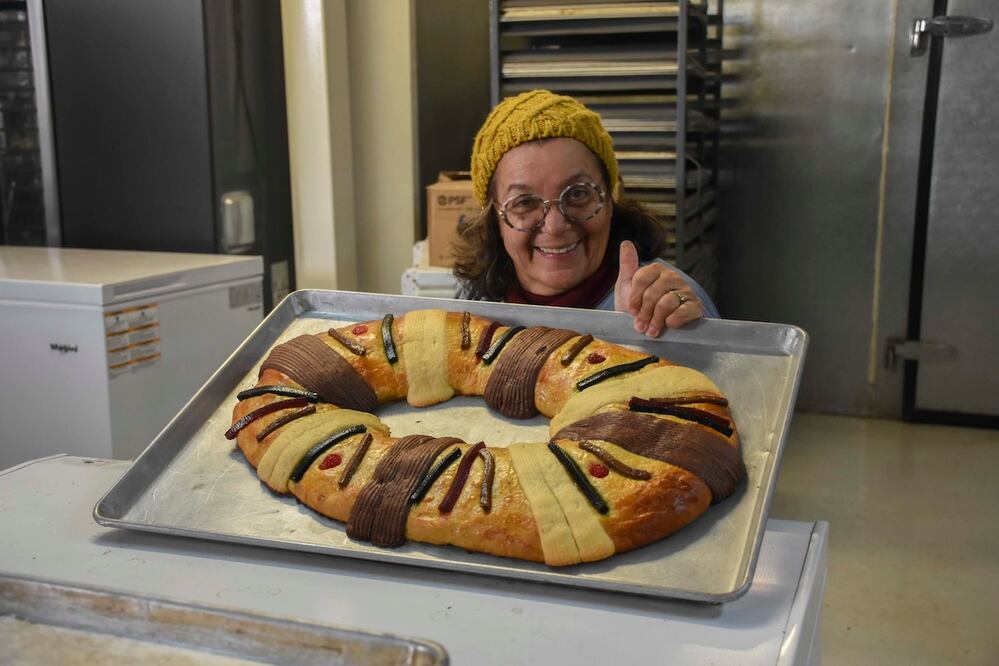 PAN Q AYUDA, MICRO EMPRESA CONFORMADA CON PERSONAS DISCAPACITADAS, ELABORA LA TRADICIONAL ROSCA DE REYES. AUTOR: MITZI OLVERA MENDOZA