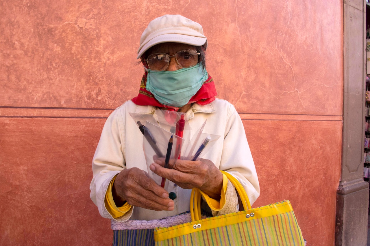 Si la ves en el Centro Histórico, apóyala comprando un lápiz