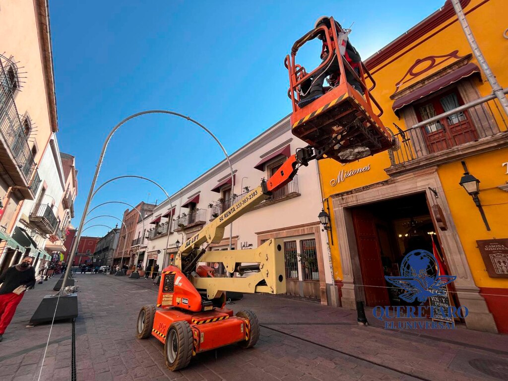 Comienza la instalación de la arcada navideña en el Centro Histórico de Querétaro