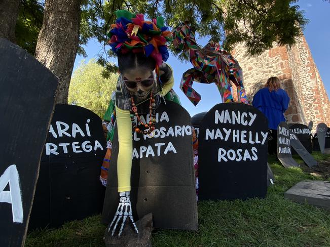 Feminicidios: invaden Los Arcos con lápidas negras