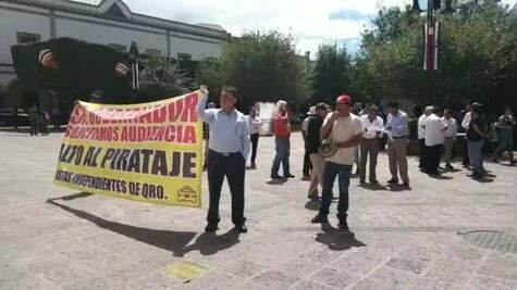 Exigen taxistas combatir la piratería en el sector