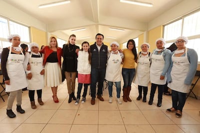 Luis Nava entrega un comedor escolar