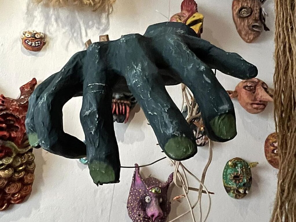 Entre máscaras y mundos místicos