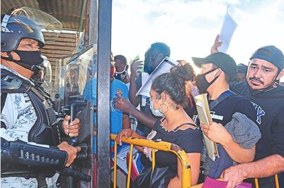 Migrantes olvidan pandemia por buscar visa