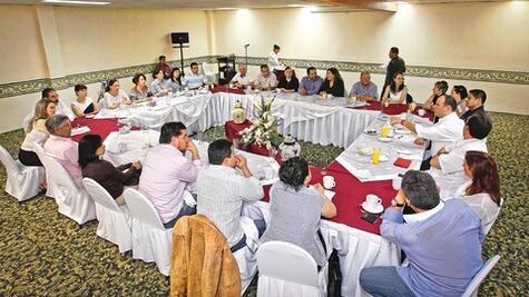 Se reúnen vecinos de Juriquilla con Loyola