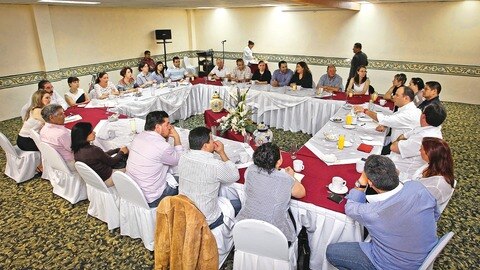 Se reúnen vecinos de Juriquilla con Loyola
