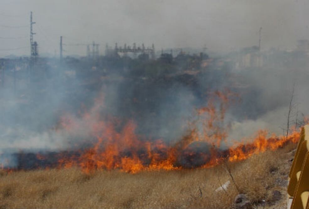 Bomberos controlan incendio