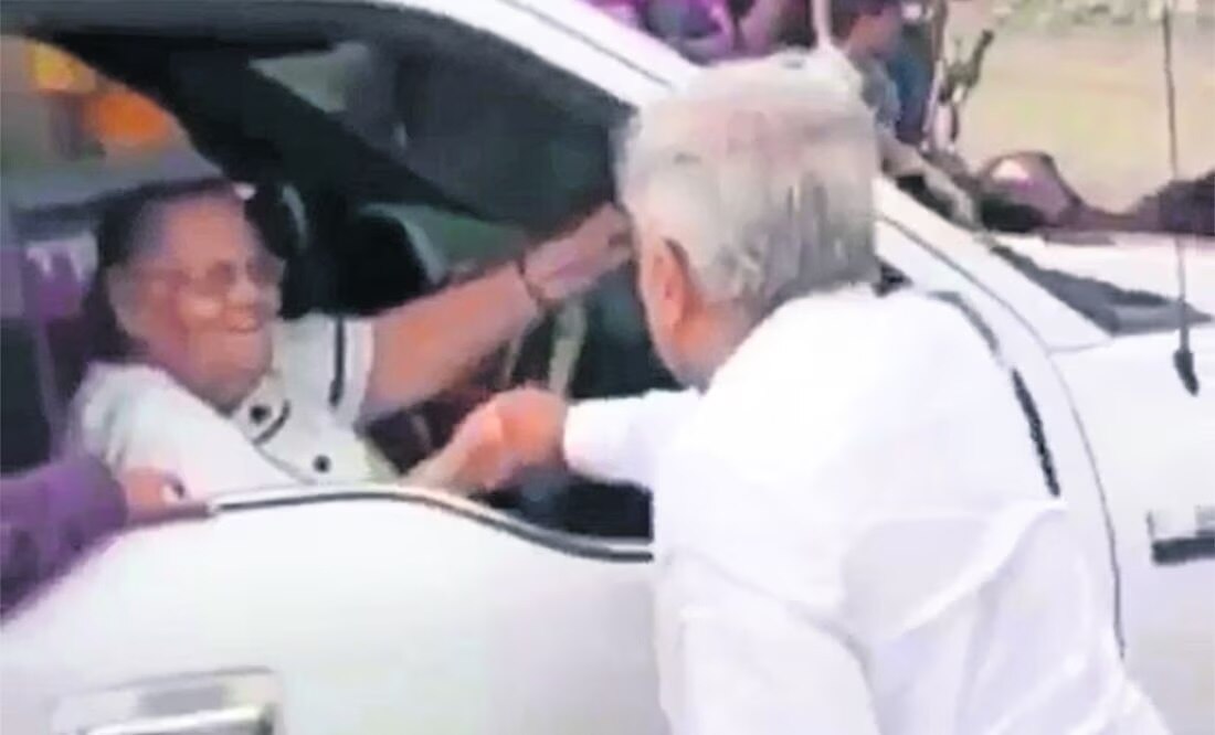 La vez que López Obrador saludó a María Consuelo Loera. Foto: Captura
