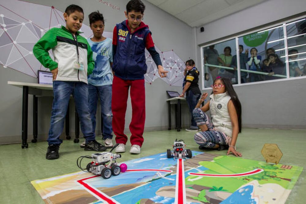 Los menores deben programar todo el recorrido en una computadora y vaciar las órdenes al robot, todo en menos de 20 minutos; el reto es programar las distancias que el objeto debe de recorrer.