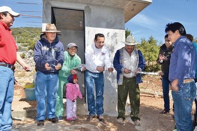 Entregan viviendas en Cadereyta