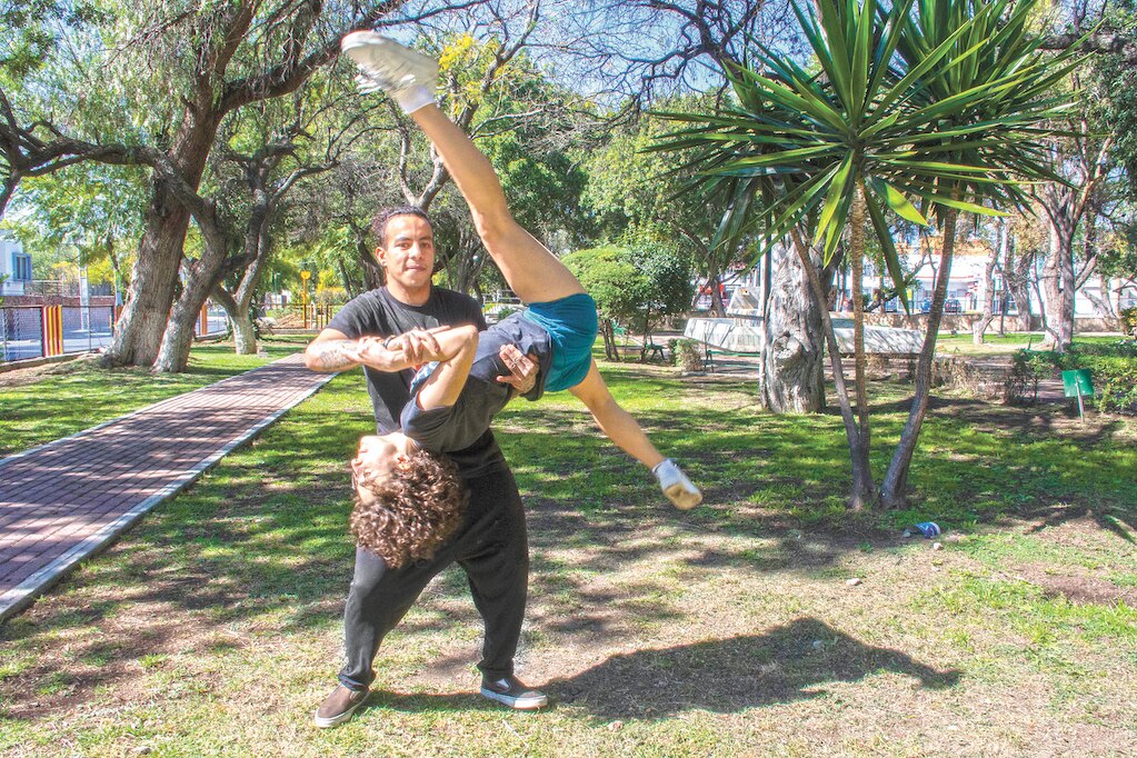 Slackline. Equilibran el cuerpo y la mente sobre una cinta