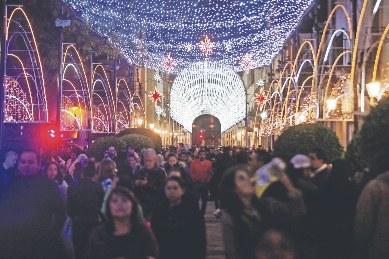 Disfrutan la magia de la Navidad en la ciudad