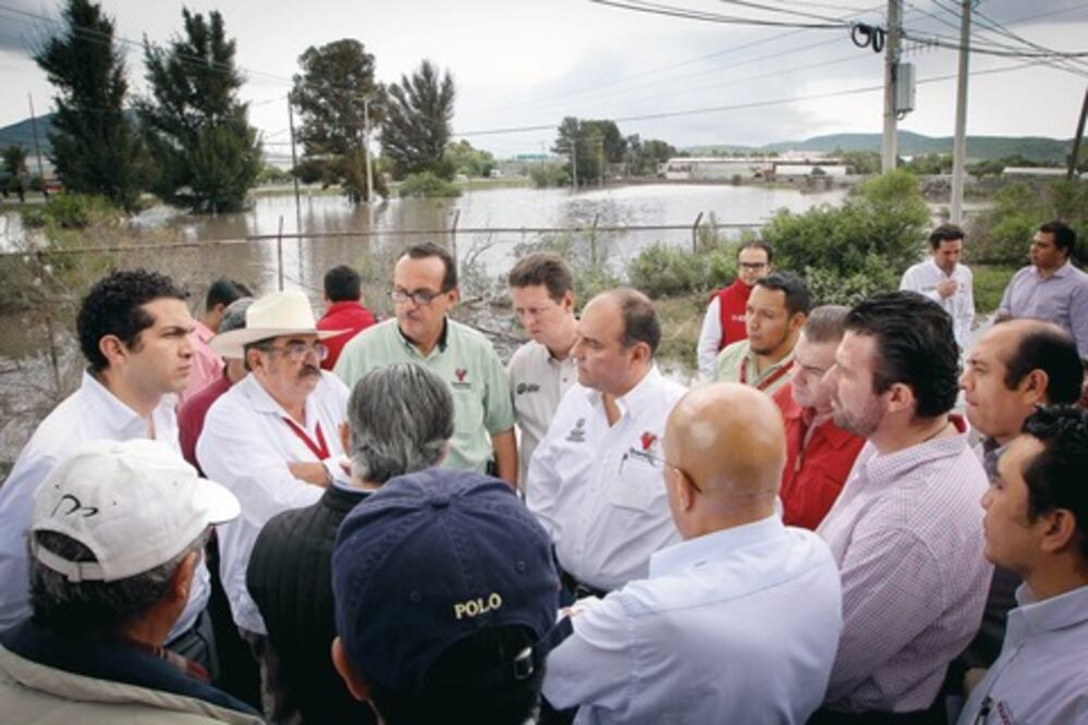 Lluvias desbordan dren en Santa Rosa