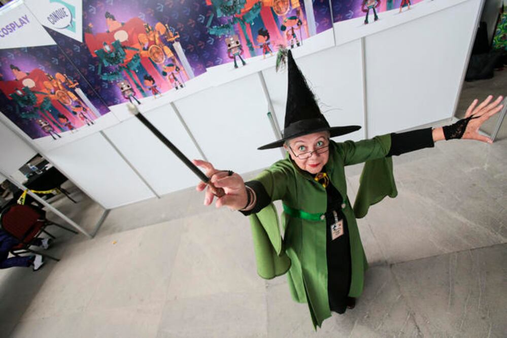 La cosplayer hizo su aparición en la CONQUE como Minerva McGonagall, de la película Harry Potter. Foto: DEMIAN CHÁVEZ. EL UNIVERSAL