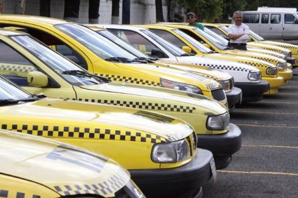 Refrendan iniciativa de concesiones de taxis