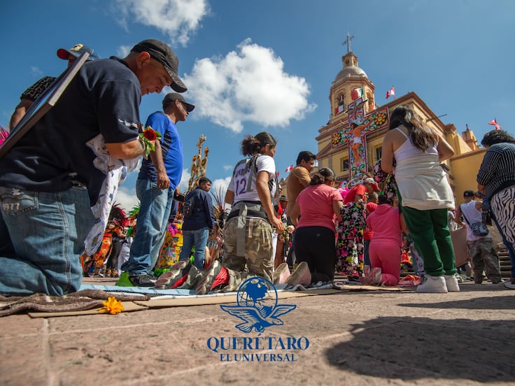 Fieles pagan sus mandas ante la Santa Cruz