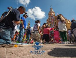 Fieles pagan sus mandas ante la Santa Cruz