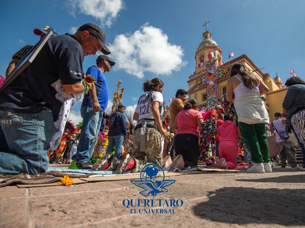 Fieles pagan sus mandas ante la Santa Cruz
