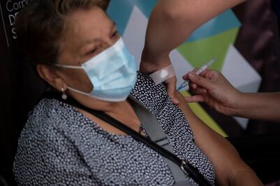 Abuelitos de ciudad van a zonas rurales para vacunarse contra el Covid-19