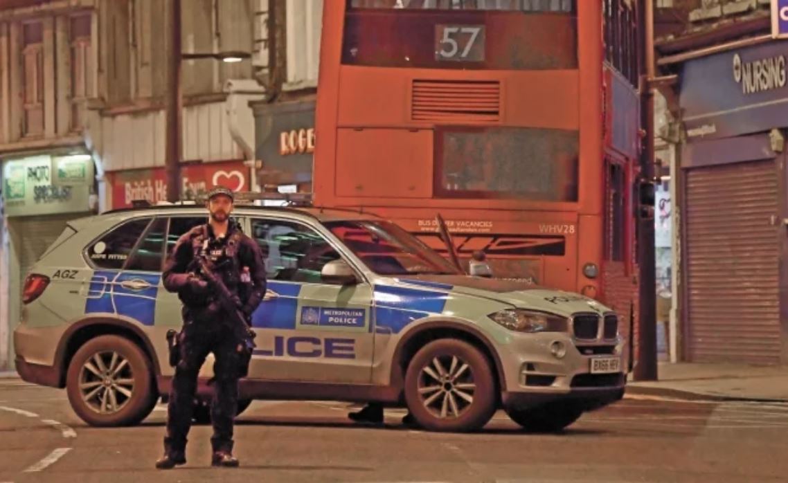 Un policía británico, cerca del lugar donde ocurrió el apuñalamiento en Streatham, Londres. ALBERTO PEZZALI. AP