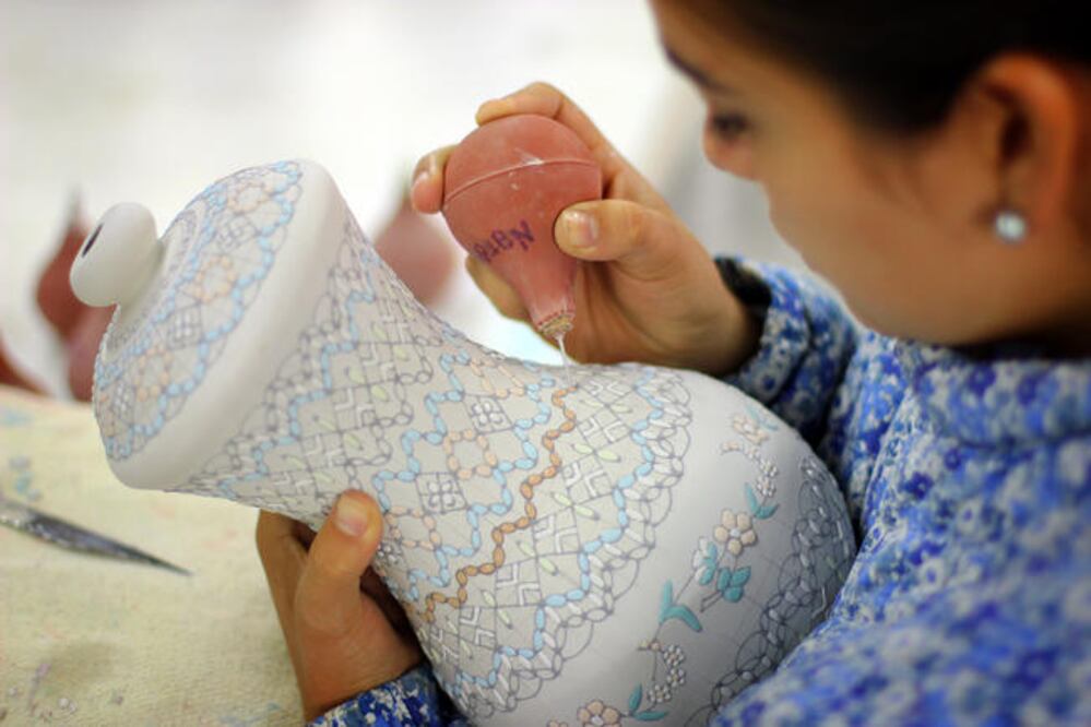 En el decorado emplean a más de 15 mujeres; una vez concluido el pulido de las piezas, éstas son marcadas con lápiz a partir de su imaginación (Fotos: LUIS SÁNCHEZ)