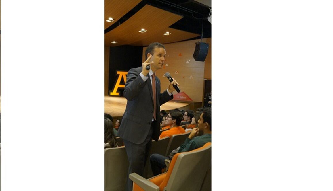 Cerca de 200 estudiantes que recién inician su educación universitaria, fueron recibidos con un divertido rally y una conferencia brindada por el rector, para compartir el espíritu de compañerismo y éxito