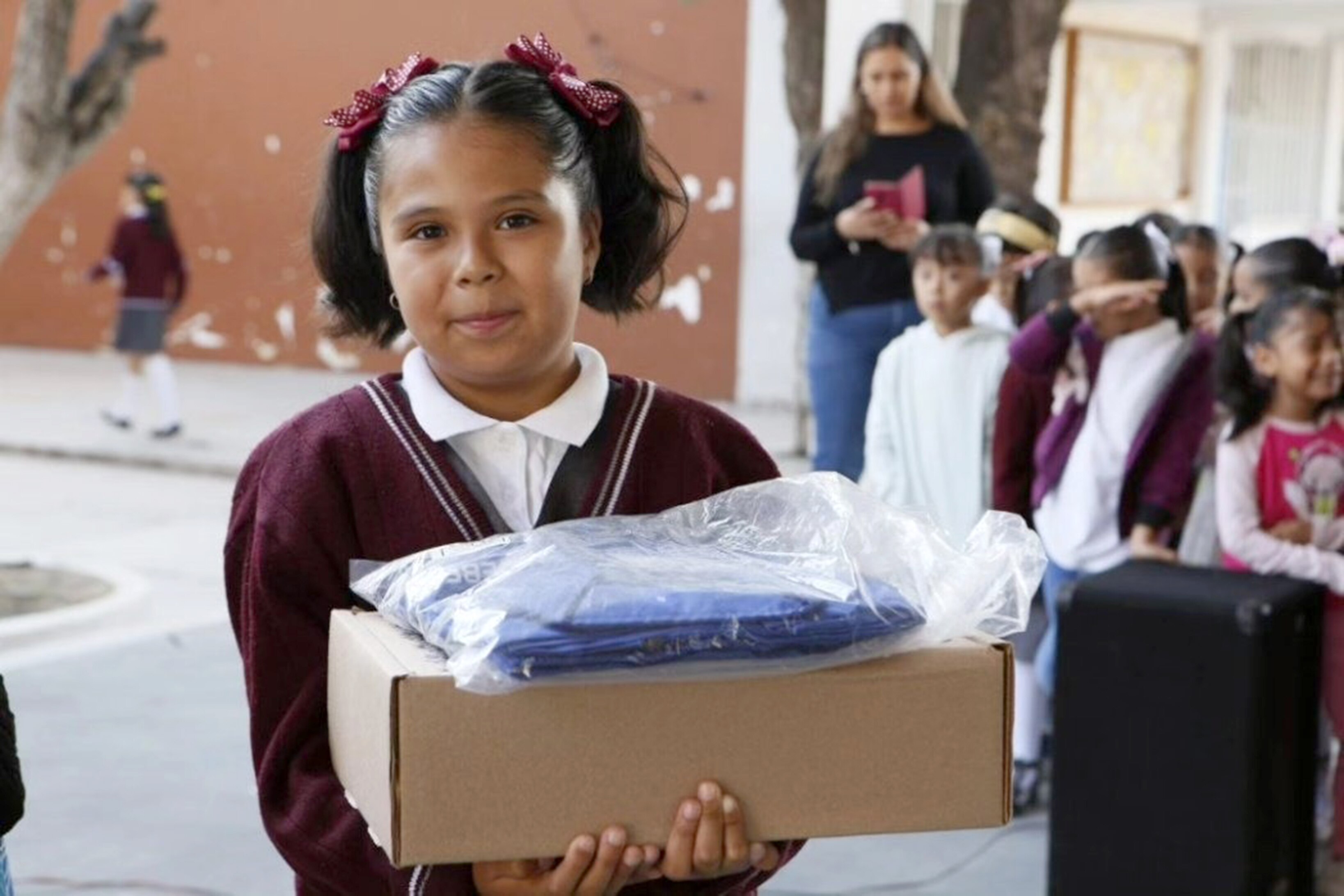 Entregan útiles escolares en Querétaro