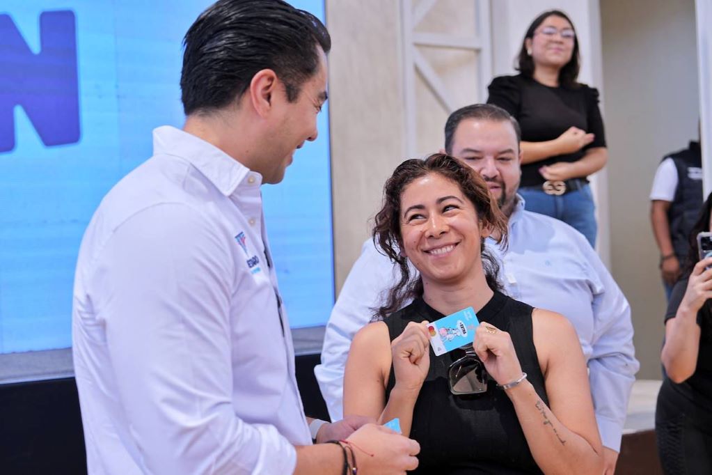 Entregan las primeras tarjetas del programa "El Extra"