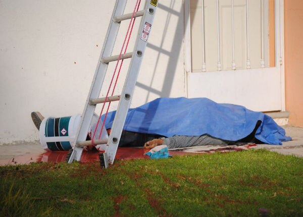 Muere al caer de un segundo piso