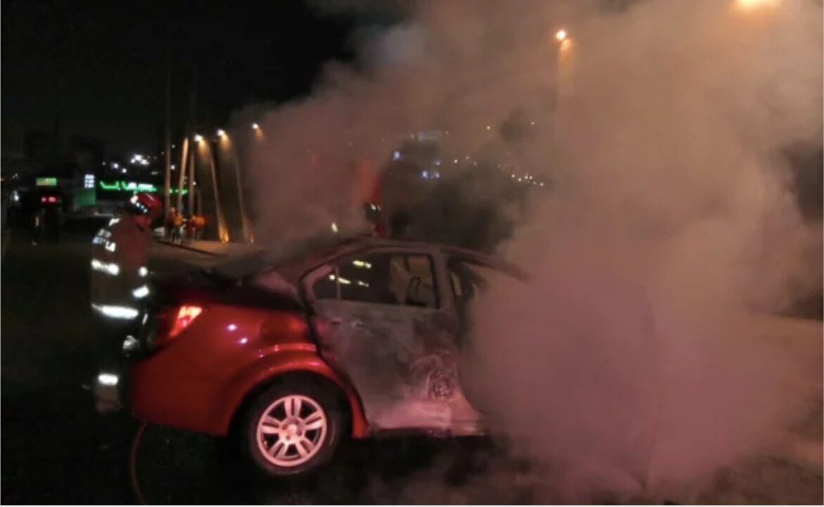 Rescatan a mujeres de auto incendiado en autopista México-Pachuca